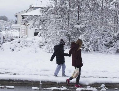 Ποιός θα κάνει «ποδαρικό» το σπιτικό σας απόψε; Τι προστάζει το έθιμο της Πρωτοχρονιάς!